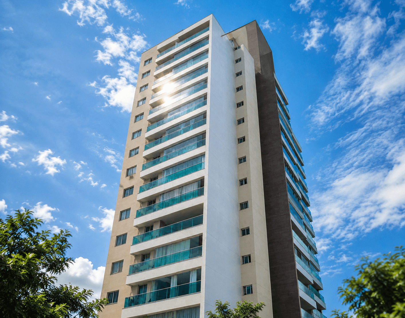 Equipe Preserve executando revitalização de fachada em altura